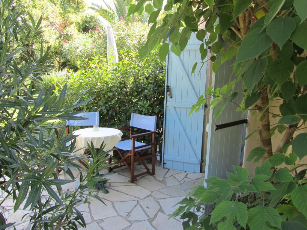 Bed and Breakfast Le Mas Shabanou Roquefort Les Pins Pokoj fotografie