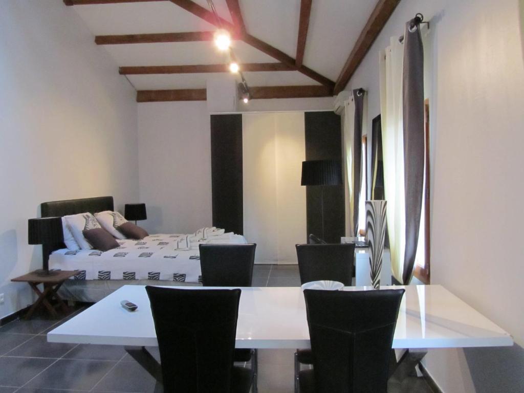 Bed and Breakfast Le Mas Shabanou Roquefort Les Pins Pokoj fotografie