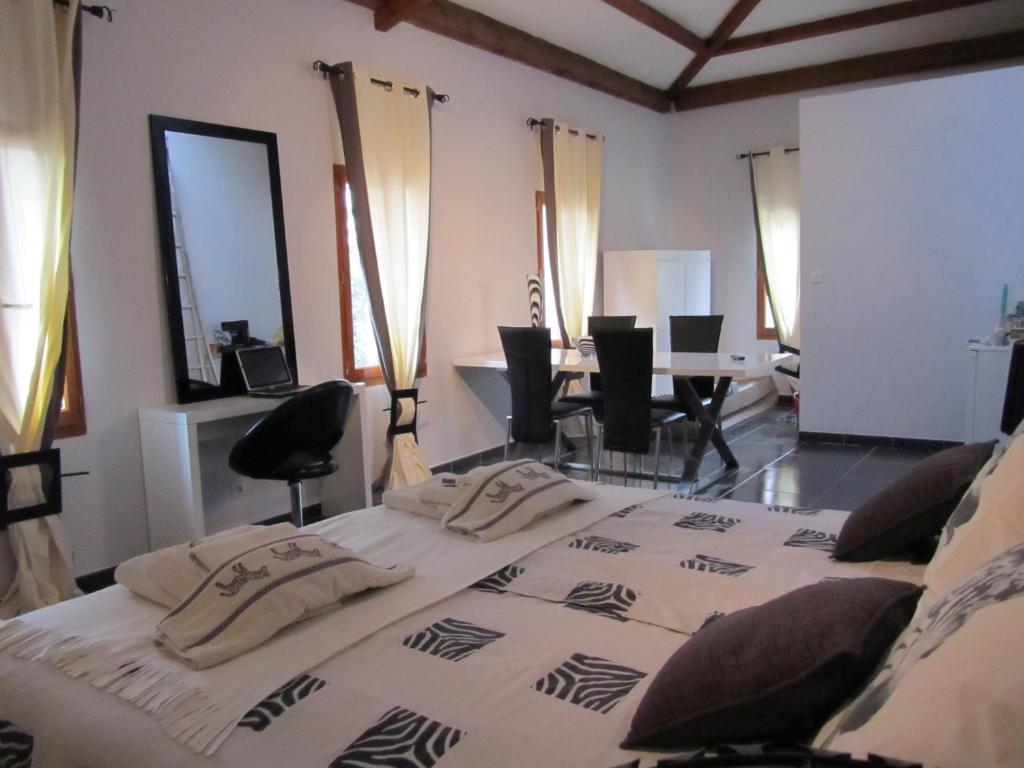 Bed and Breakfast Le Mas Shabanou Roquefort Les Pins Pokoj fotografie